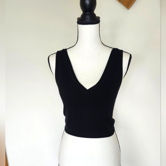 Fabletics Ribbed Black Sleeveless V Neck Crop Top Tank Shirt *Read Size* - Picture 1 of 4